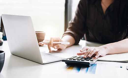 mortgage underwriter calculating DTI